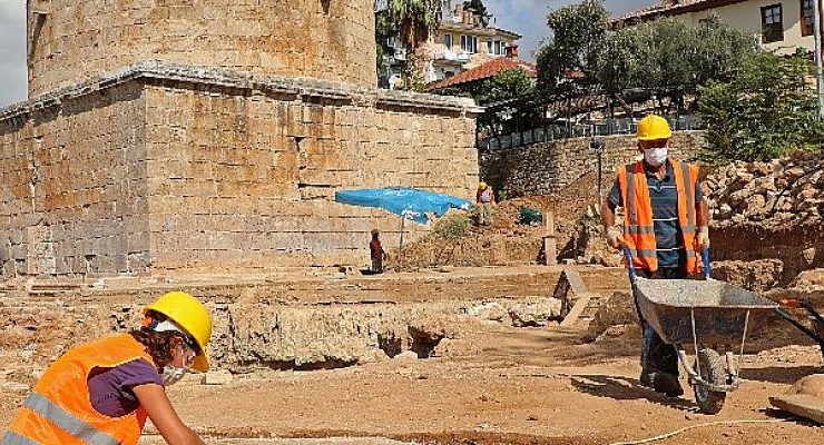 Hıdırlık Kulesi çevresinde arkeolojik kazı sürüyor